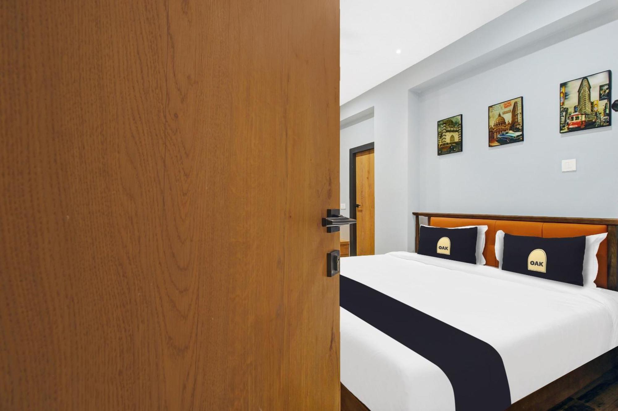 Super Townhouse Oak Hitec City Near Image Hospital Hyderabad Exterior photo