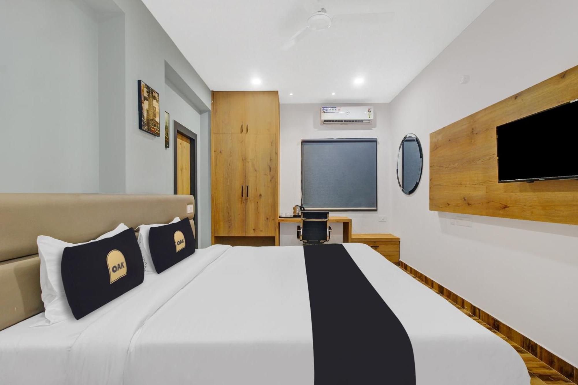 Super Townhouse Oak Hitec City Near Image Hospital Hyderabad Exterior photo