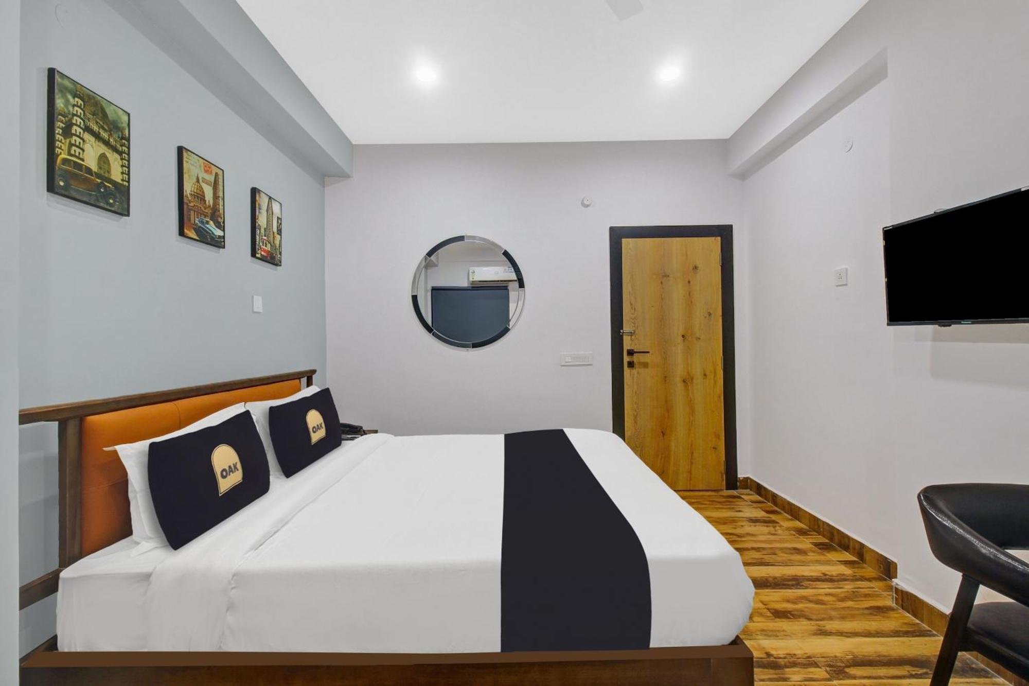 Super Townhouse Oak Hitec City Near Image Hospital Hyderabad Exterior photo